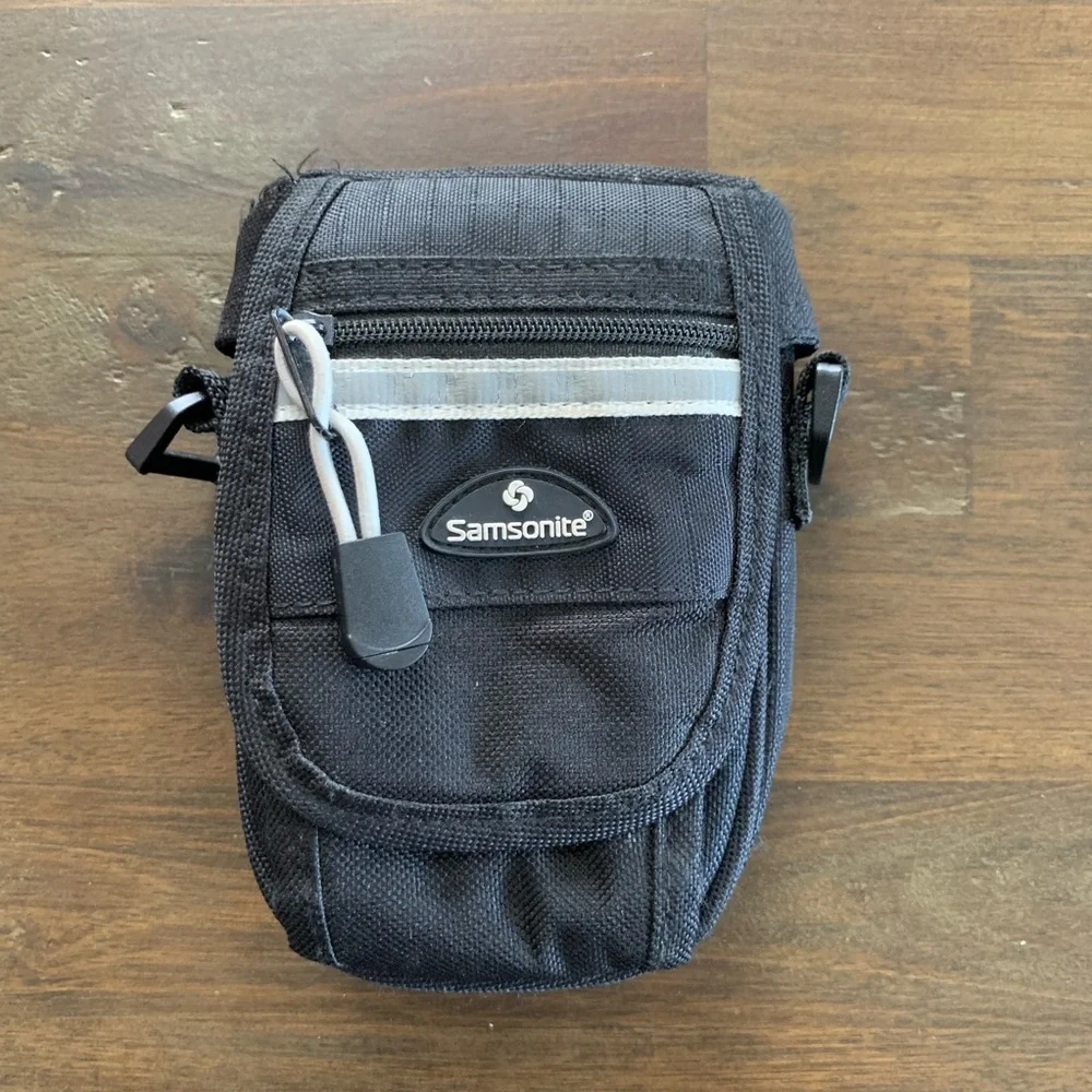 ✅ Samsonite small black camera case